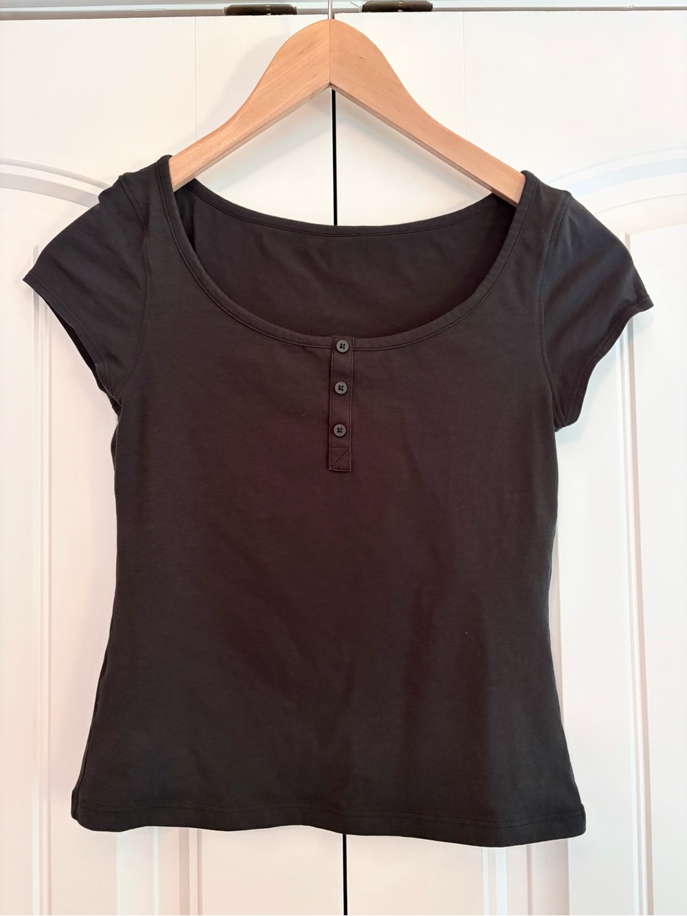 Lululemon Cap Sleeve Henley T-Shirt Women's Size S Black Cropped Scoop Neck Top